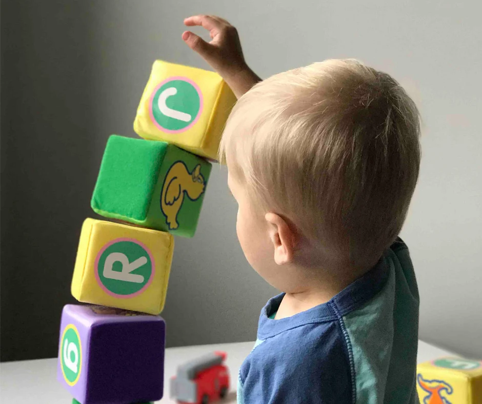 Bambin jouant avec des cubes
