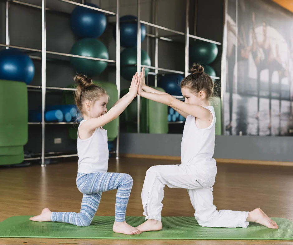 Enfants en posture de yoga